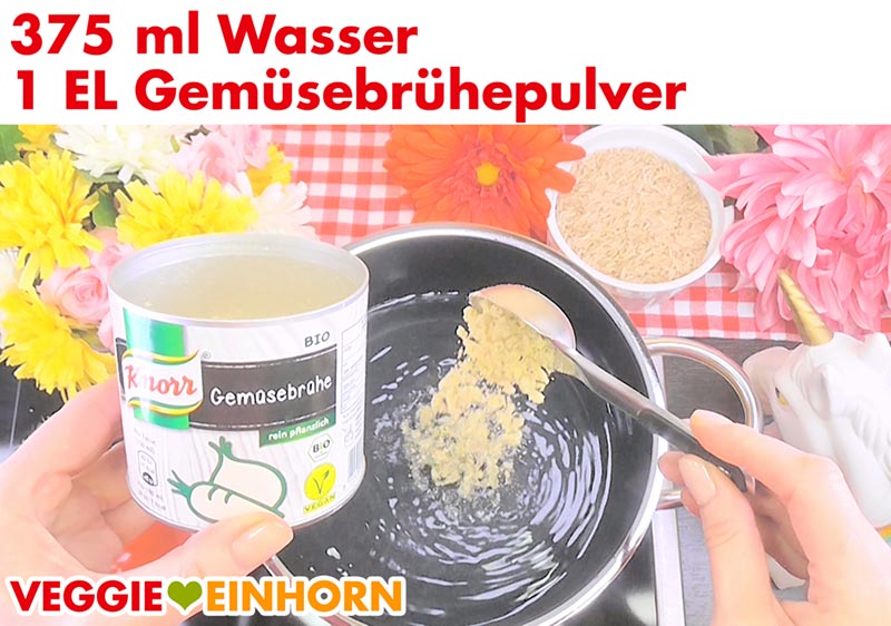 Ein Esslöffel Gemüsebrühe Pulver wird in einen Topf mit Wasser gegeben.