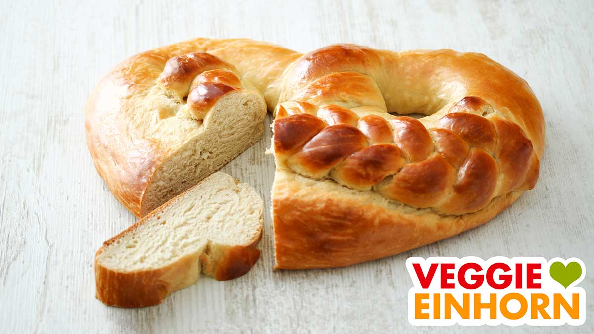Süße Neujahrsbrezel aus Hefeteig Angeschnittene Neujahsrbrezel und eine Scheibe davon