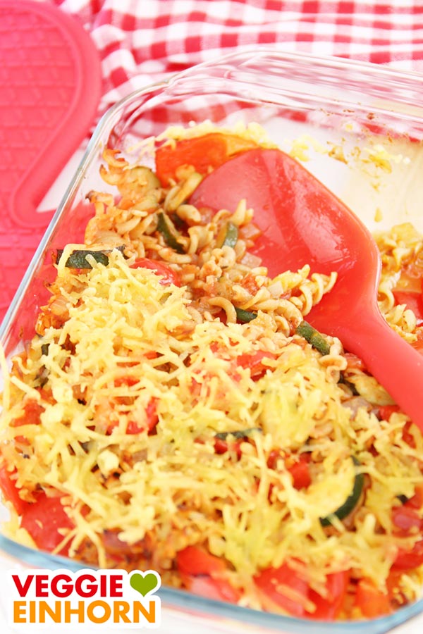 Nudelauflauf mit Gemüse überbacken mit veganem Käse