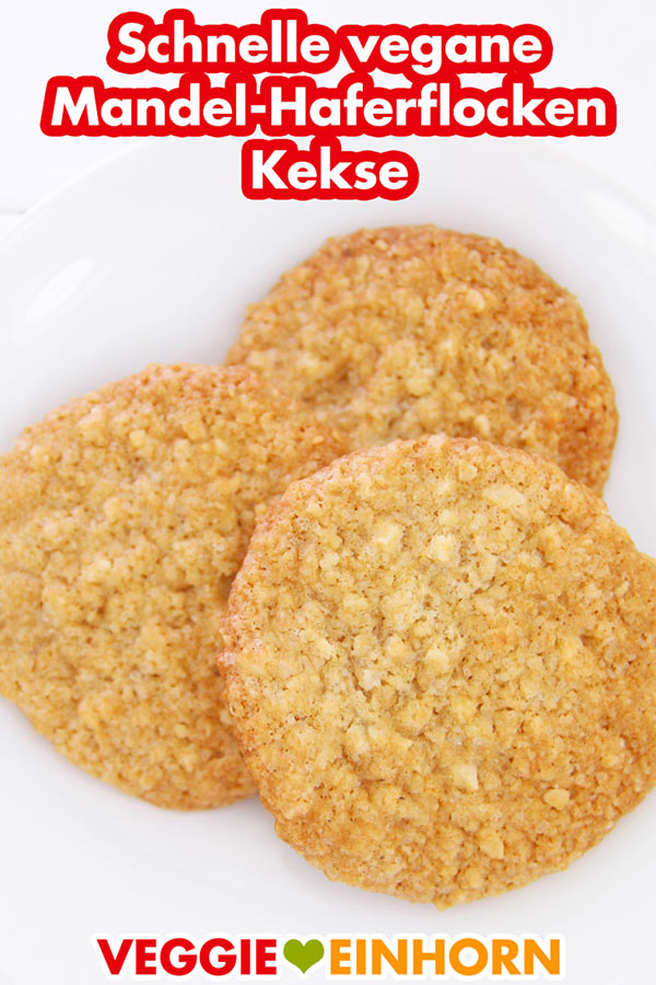 Vegane Haferflockenkekse mit Mandeln Vegane Haferflockenkekse mit Mandeln auf einem Teller