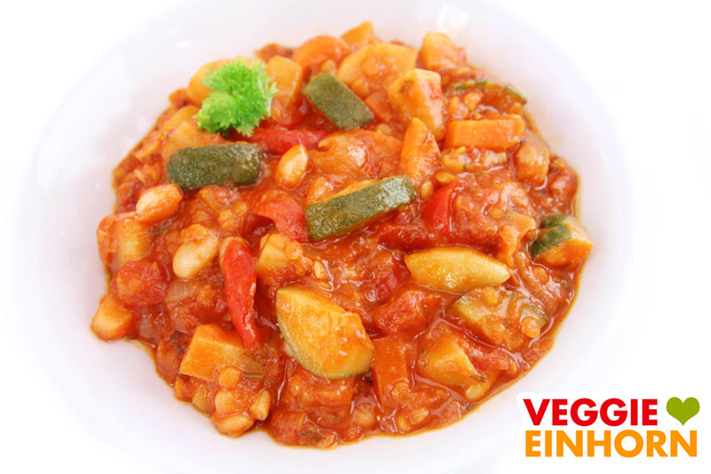 Veganer Gemüse-Kartoffel-Eintopf mit Linsen und Bohnen