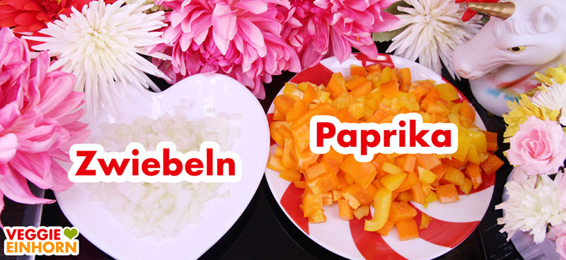 Gewürfelte Zwiebeln und Paprika