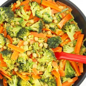 Veganes Low Carb Rezept | Brokkoli-Möhren-Curry mit Kichererbsen und Kokosmilch | Gesund vegan kochen: glutenfrei, low carb, mit viel Gemüse | Rezept mit VIDEO Anleitung