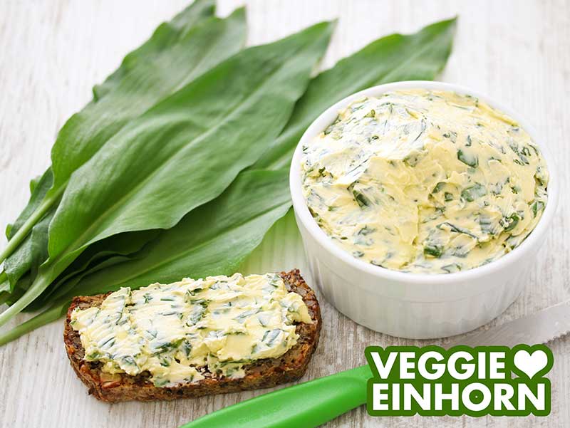 Eine Scheibe Brot und eine Schale mit Bärlauchbutter