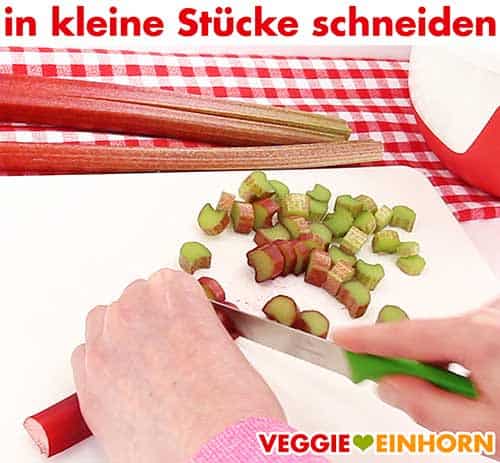 Rhabarber klein schneiden Rhabarber in kleine Stücke schneiden