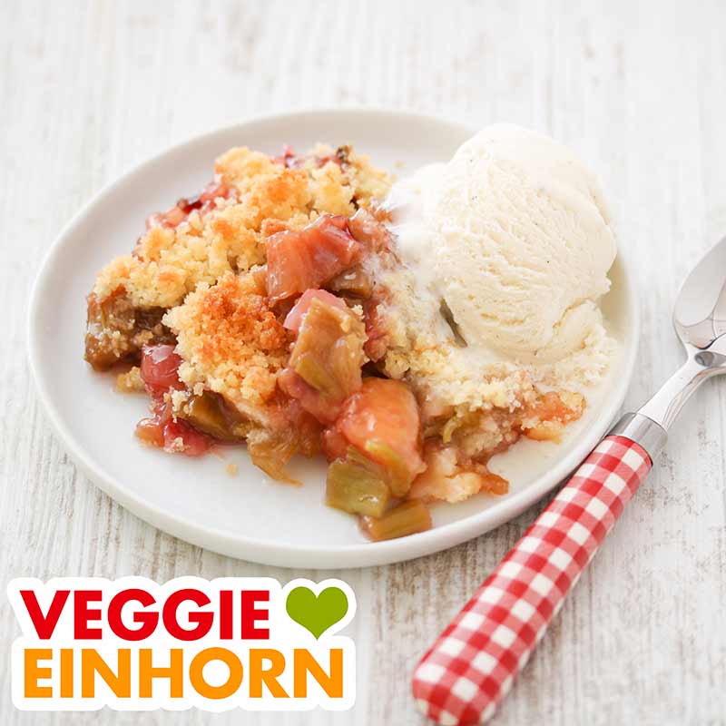 Eine Kugel Vanilleeis und eine Portion Rhabarber Crumble