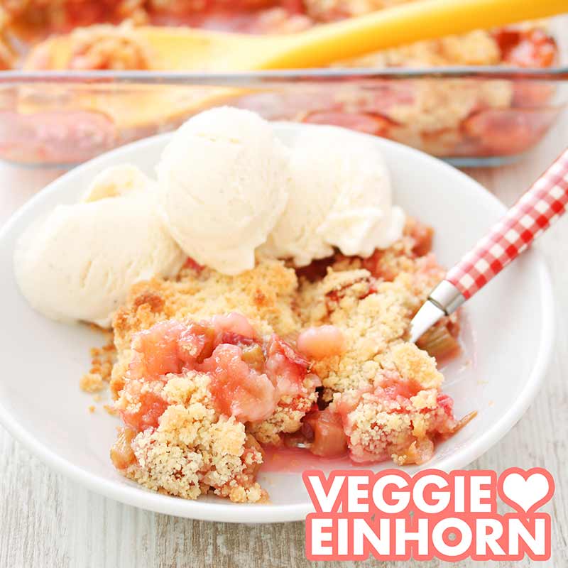 Rhabarber Crumble und drei Kugeln Vanilleeis