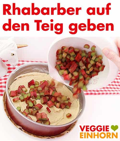 Rhabarber in die Form geben Rhabarber auf den Teig geben