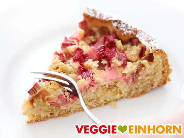Bester veganer Rhabarberkuchen Ein Stück veganer Rhabarberkuchen mit Kuchengabel