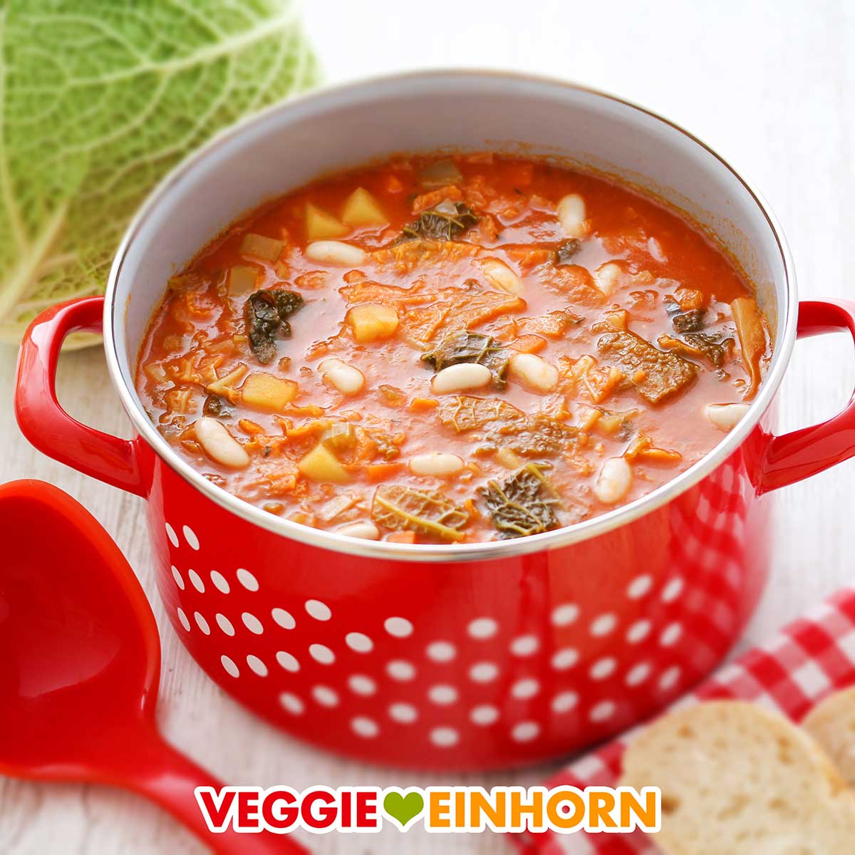 Toskanische Ribollita in einem Suppentopf