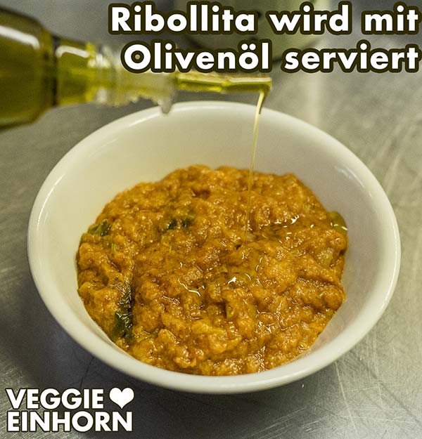 Ribollita auf einem Teller und eine Flasche Olivenöl