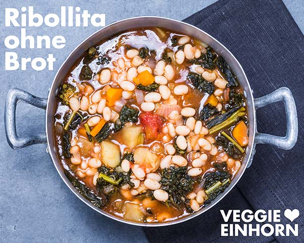 Ribollita ohne Brot in einem Topf