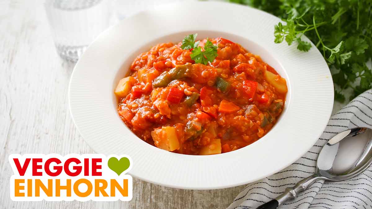 Vegetarischer Rote Linsen Eintopf Vegetarischer Rote Linsen Eintopf auf einem Teller