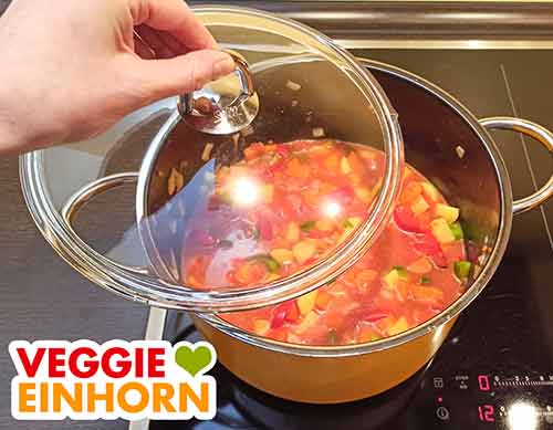 Eintopf zum Kochen bringen. Der Rote Linsen Eintopf wird zum Kochen gebracht.