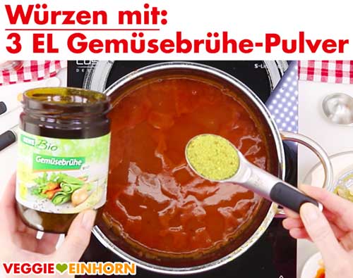 Rote Linsen Suppe würzen mit veganer Gemüsebrühe Rote Linsen Suppe würzen mit veganer Gemüsebrühe
