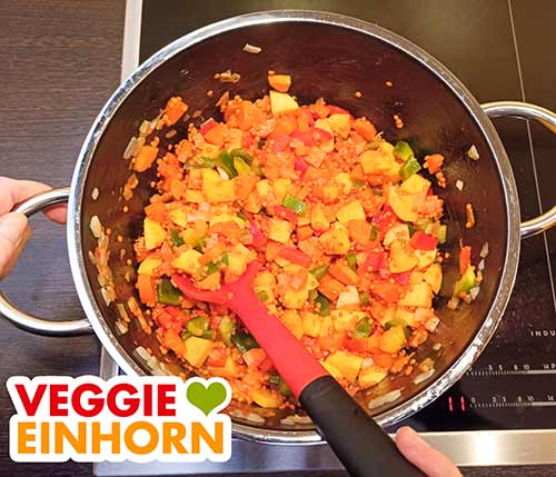 Eine Minute mit braten Rote Linsen, Tomatenmark und Knoblauch werden mit gebraten