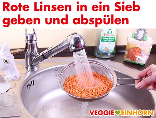 Rote Linsen in einem Sieb abspülen Rote Linsen in einem Sieb abspülen