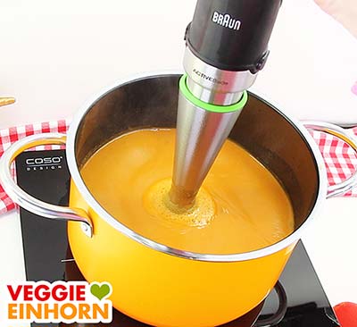 Suppe mit einem Stabmixer pürieren