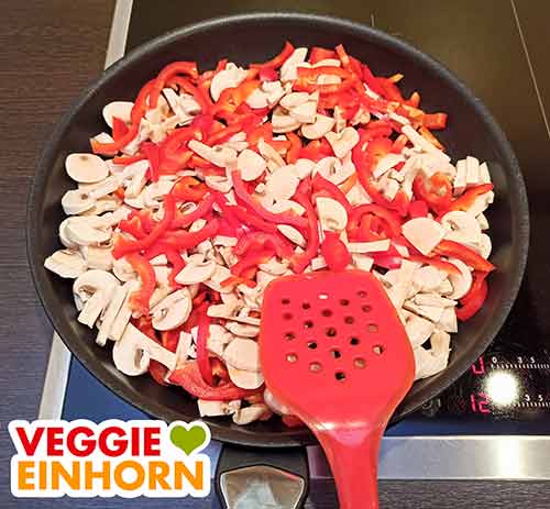 Paprika und Champignons Paprika und Pilze in einer Pfanne