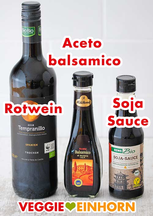 Drei Flaschen mit Rotwein, Aceto balsamico Essig und Sojasauce
