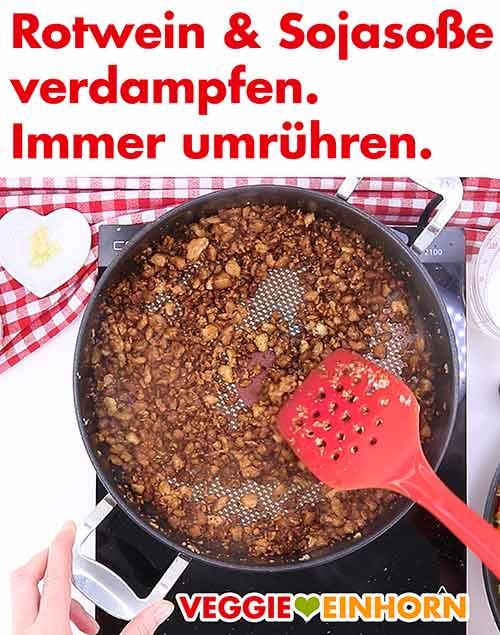 Rotwein und Sojasoße verdampfen