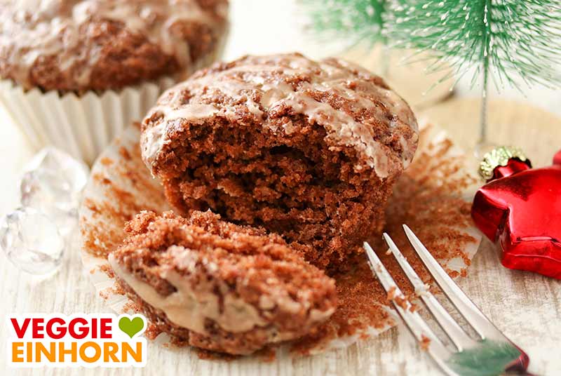 Saftiger veganer Gewürzkuchen Muffin Ein Gewürzkuchen Muffin mit einer Kuchengabel