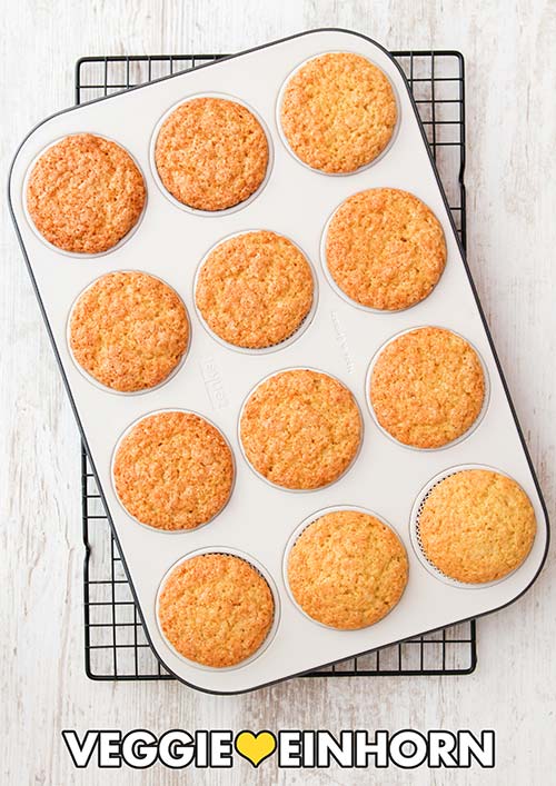 Saftige Zitronenmuffins Die saftigen Zitronen Muffins im Muffinblech