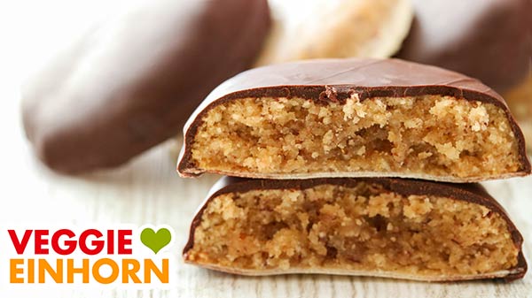Die veganen Elisenlebkuchen sind mit Kuvertüre glasiert. Nürnberger Lebkuchen mit Schokoglasur
