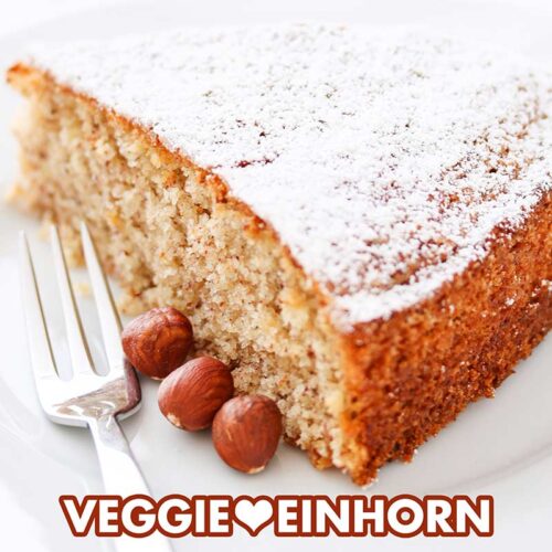 Ein Stück saftiger Nusskuchen auf einem Kuchenteller