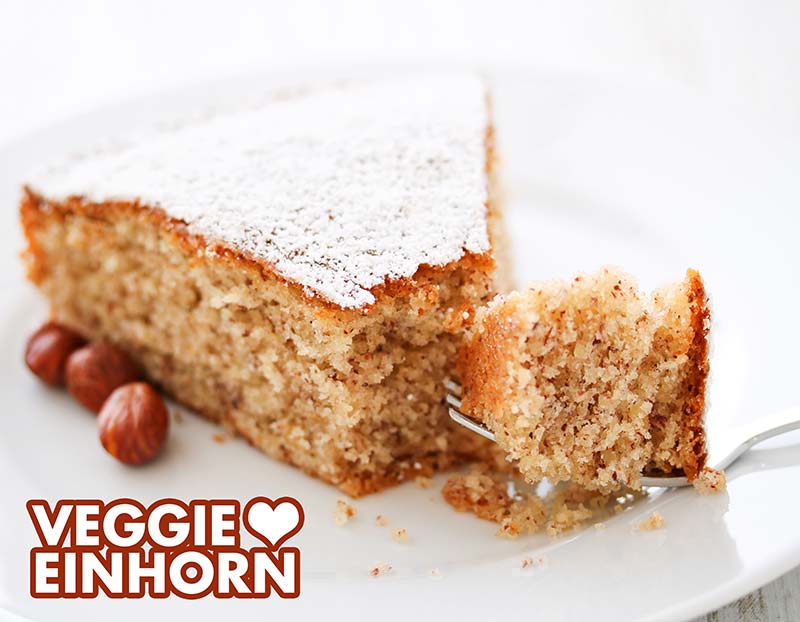 Einfacher Nusskuchen Ein Stück Nusskuchen mit einer Kuchengabel