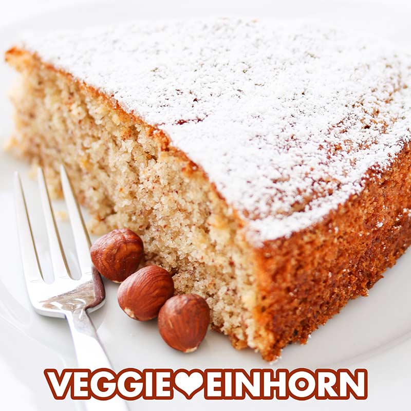 Ein Stück saftiger Nusskuchen auf einem Kuchenteller