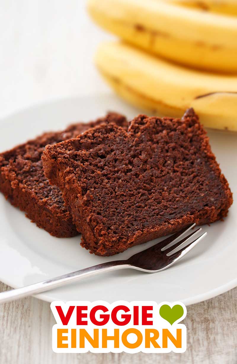 Zwei Stücke Schoko Bananen Kuchen auf einem Teller