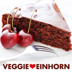 Schokokuchen mit Kirschen auf einem Kuchenteller
