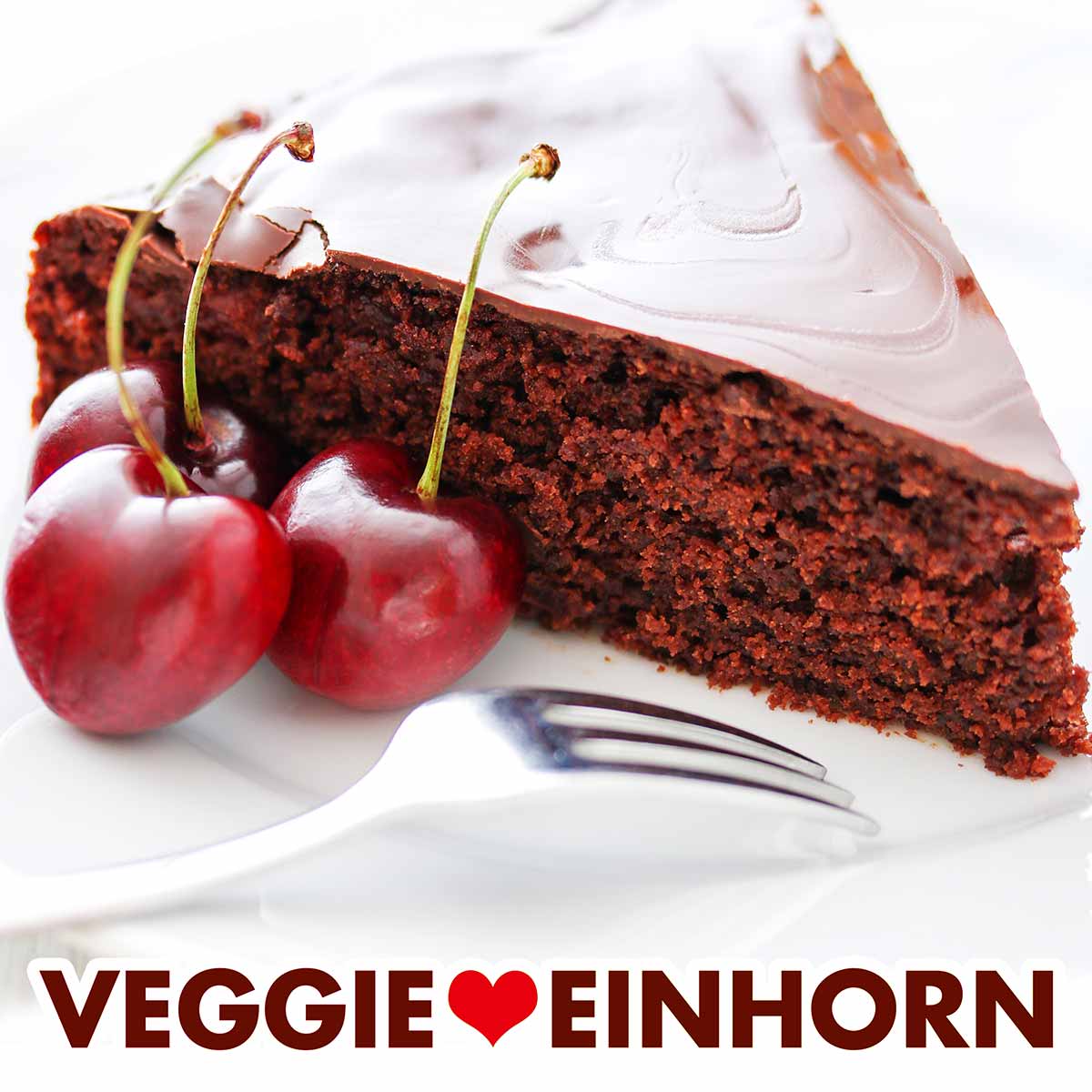 Schokokuchen mit Kirschen auf einem Kuchenteller