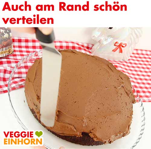 Vegane Sahnecreme am Tortenrand verteilen Vegane Sahnecreme am Tortenrand verteilen