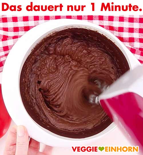 Schoko-Sahnecreme eine Minute aufschlagen Schoko-Sahnecreme eine Minute aufschlagen