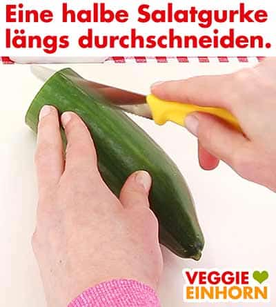 Eine halbe Salatgurke längs durchschneiden.