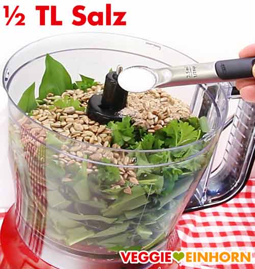 Ein Messlöffel mit Salz Ein Messlöffel mit Salz