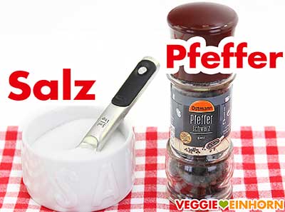 Salztopf und eine Pfeffermühle von Ostmann Salz und schwarzer Pfeffer