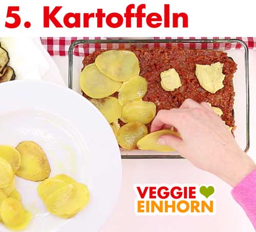 Schicht Kartoffelscheiben für Moussaka Schicht Kartoffelscheiben für Moussaka