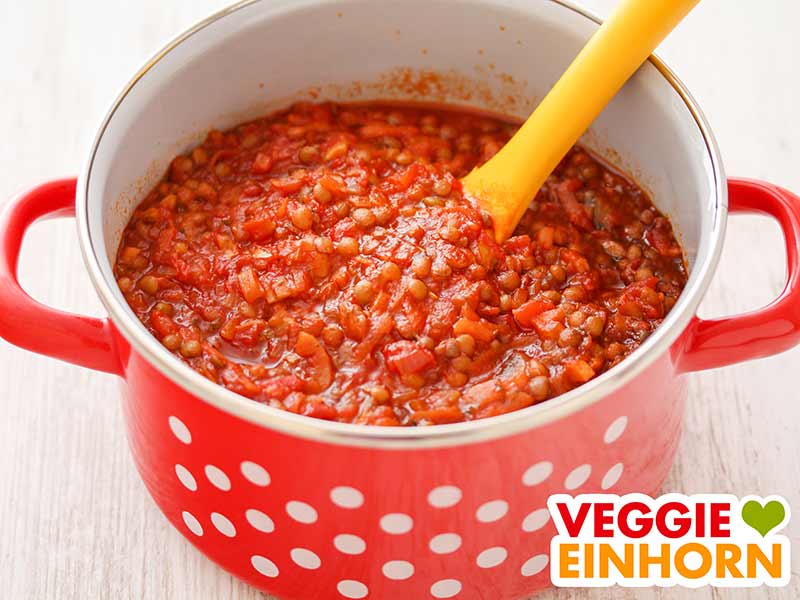 Bolognese mit Linsen aus der Dose in einem Kochtopf