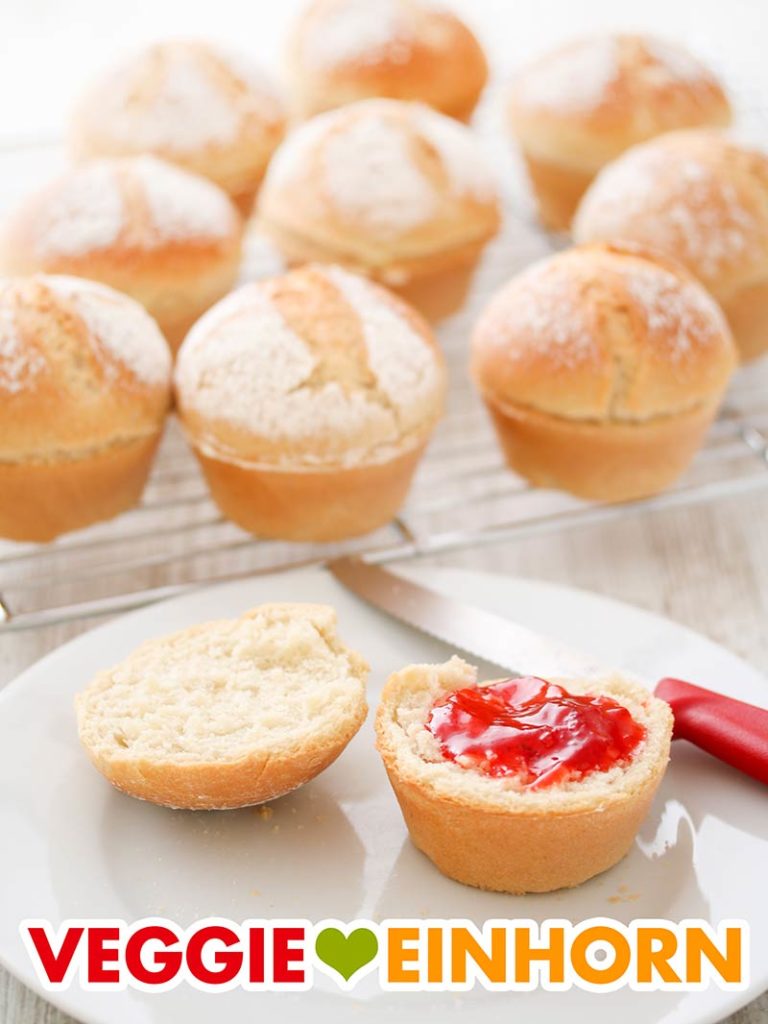 Ein Brötchen aus der Muffinform bestrichen mit Marmelade