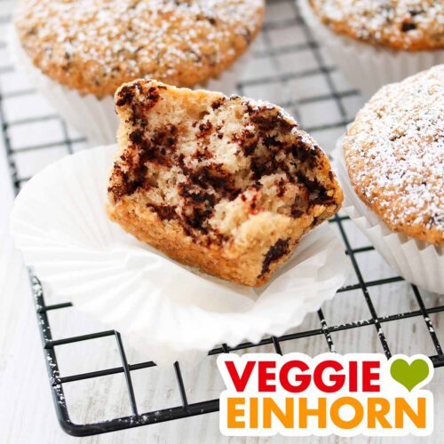 Muffins ohne Ei auf einem Kuchengitter