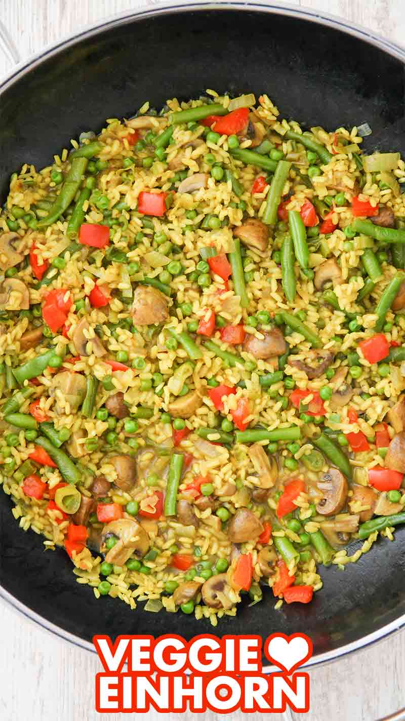 Eine Pfanne mit veganer Reispfanne mit Bohnen und Paprika