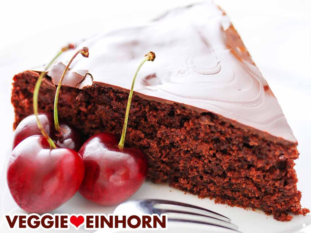 Ein Stück Schoko Kirsch Kuchen mit drei Kirschen