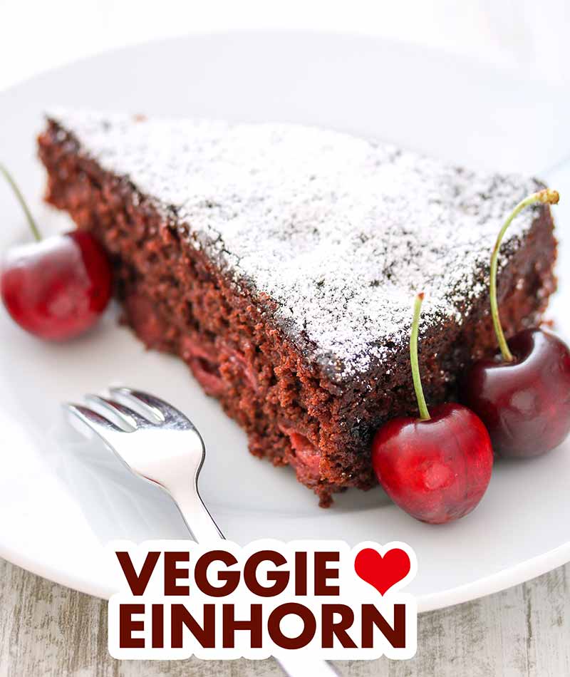 Schoko Kirsch Kuchen mit Puderzucker