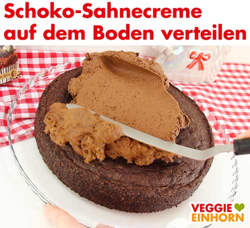 Schoko-Sahnecreme auf dem veganen Tortenboden verteilen Schoko-Sahnecreme auf dem veganen Tortenboden verteilen