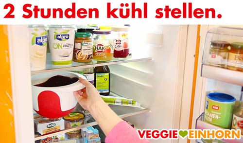 Schoko-Sahnecreme im Kühlschrank abkühlen Schoko-Sahnecreme im Kühlschrank abkühlen