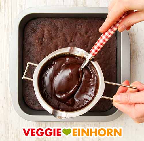 Schokoladenüberzug und Brownies Der Schmelztopf mit dem fertigen Schokoüberzug und die Backform mit den Brownies