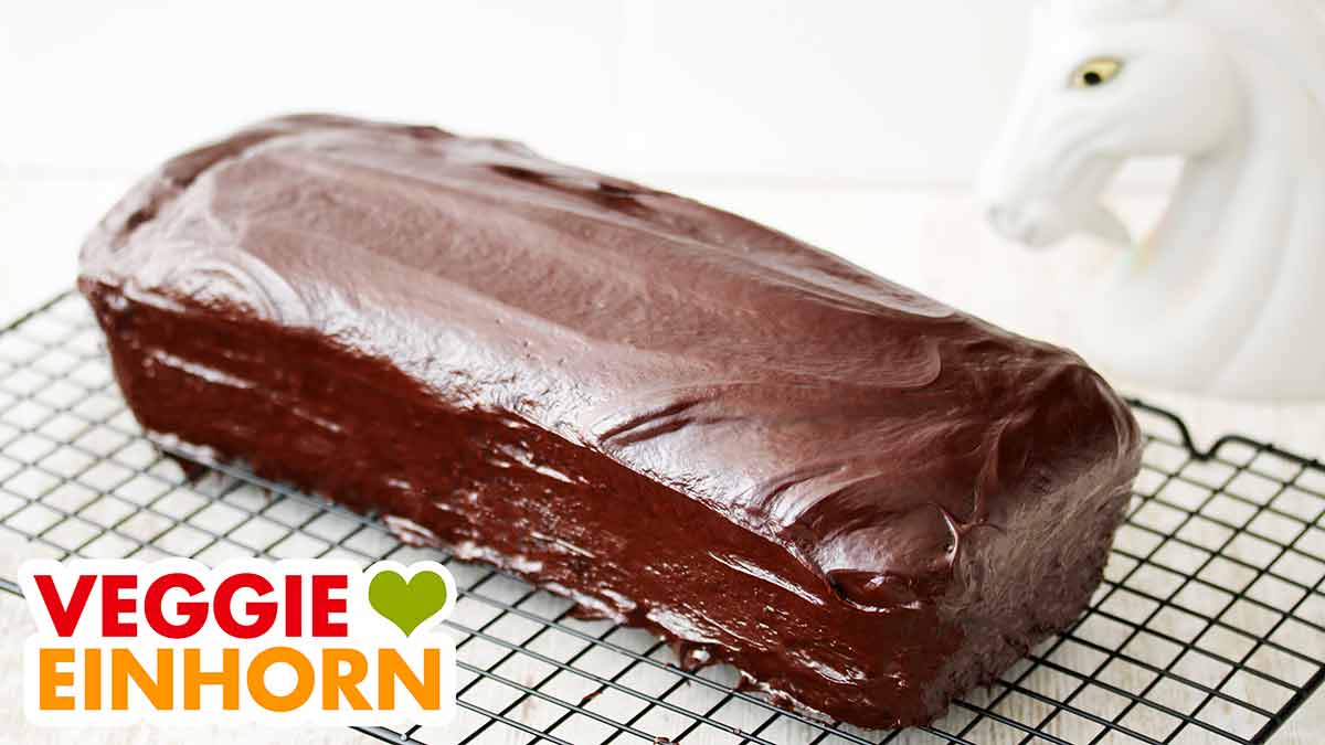 Veganer Schokokuchen mit Schokoüberzug Schokokuchen aus der Kastenform mit Schokoladenüberzug